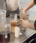 霸王茶姬“手打”食安危机：业绩下滑股